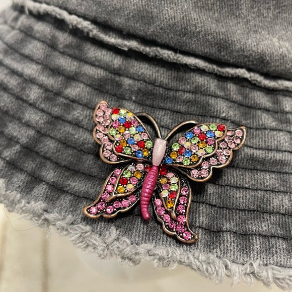 David and Young embroidered butterfly bucket hat with & vintage rhinestone pin - Picture 10 of 15